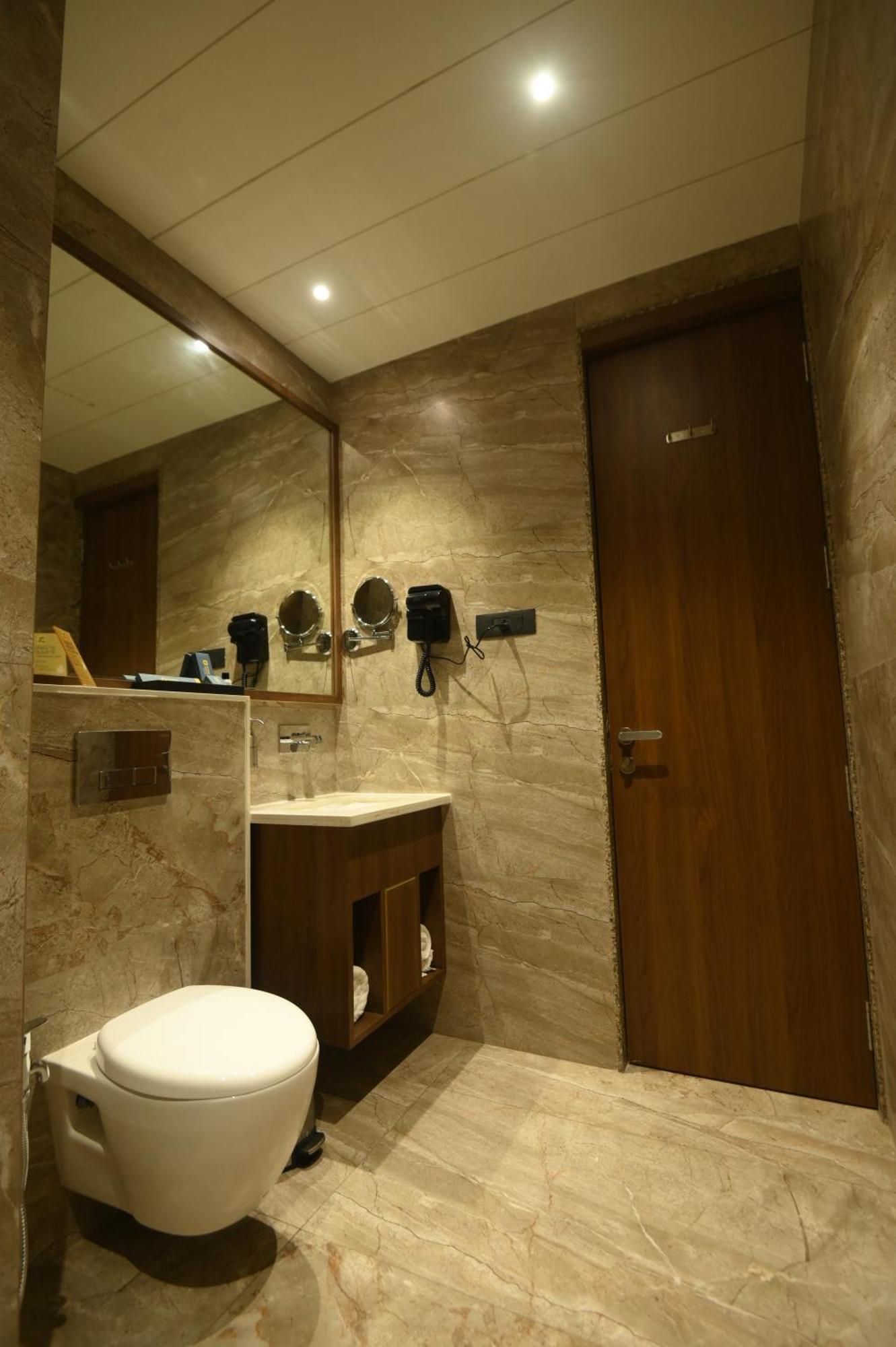 Kings Kraft Tremezzo Inn, Somnāth Extérieur photo
