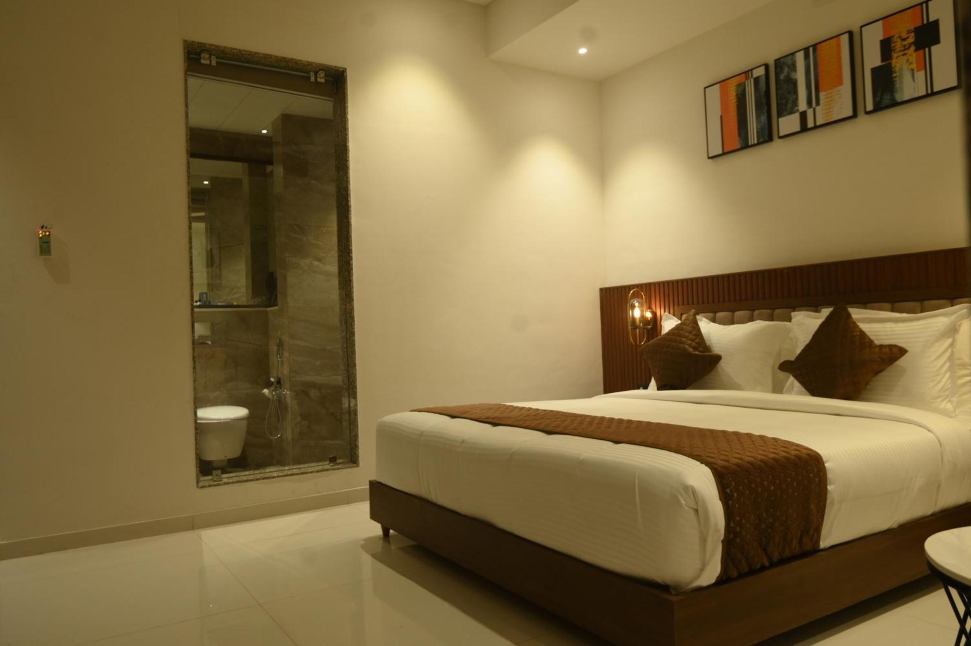 Kings Kraft Tremezzo Inn, Somnāth Extérieur photo